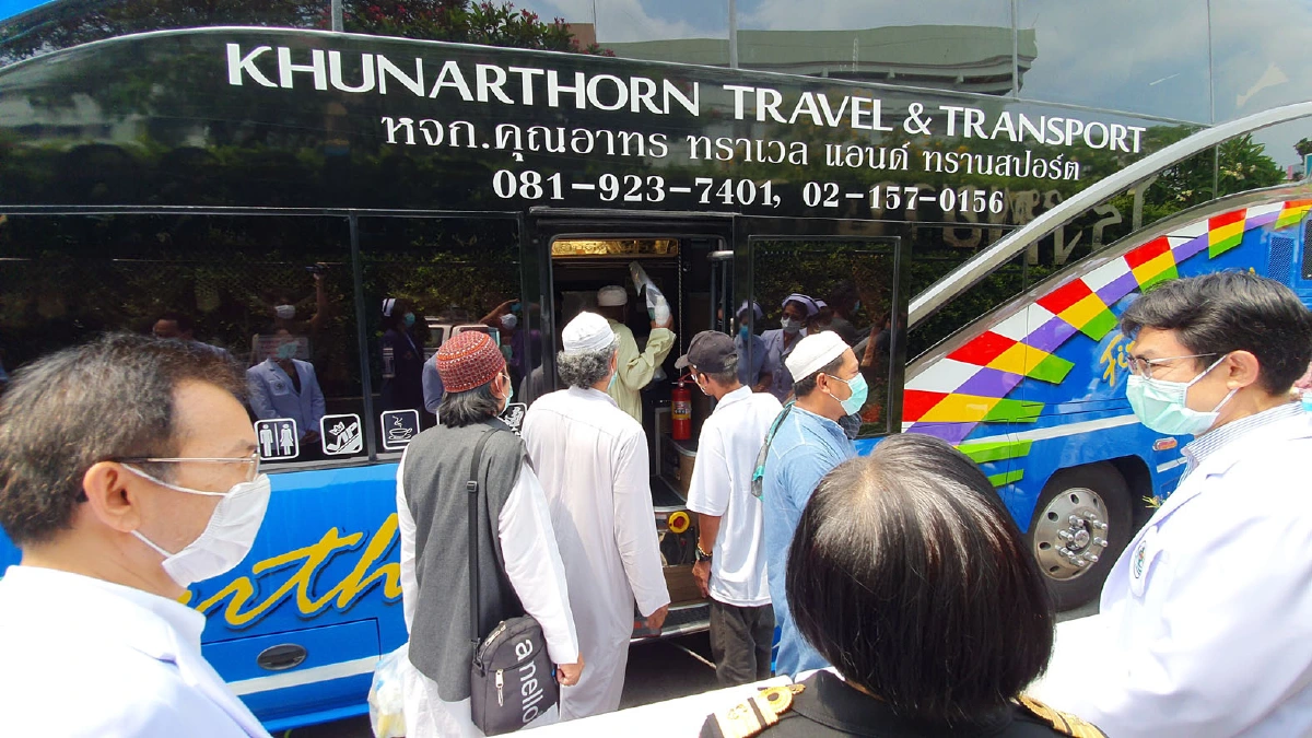 ปากน้ำส่ง 14 ผู้ถูกกักตัวกลับบ้านผ่านการรักษาจนปลอดเชื้อโควิด