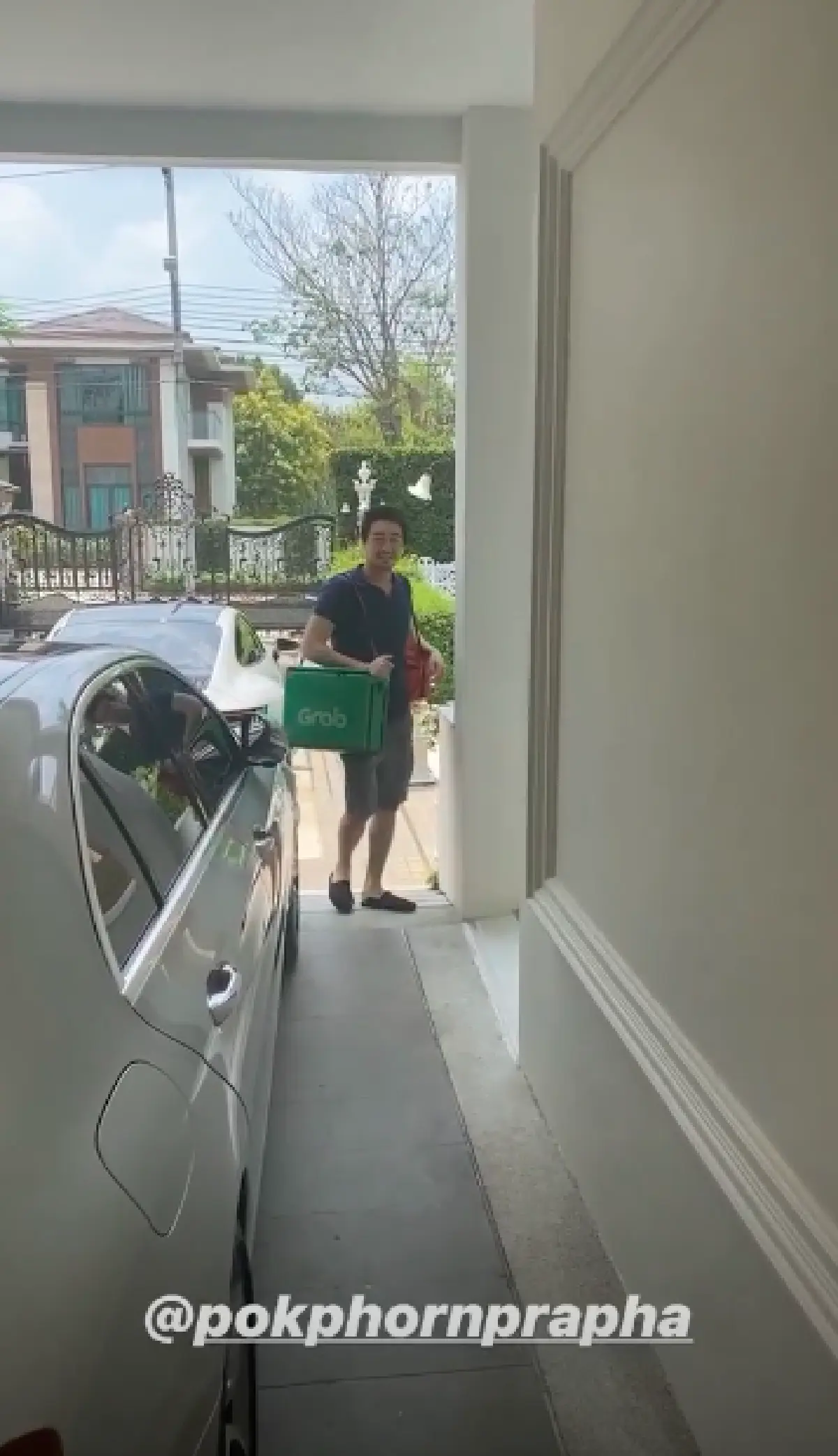  “อั้ม พัชราภา” แฮปปี้! เมื่อเจอคนส่งอาหารเดลิเวอรี่คนนี้หน้าคุ้นๆ 