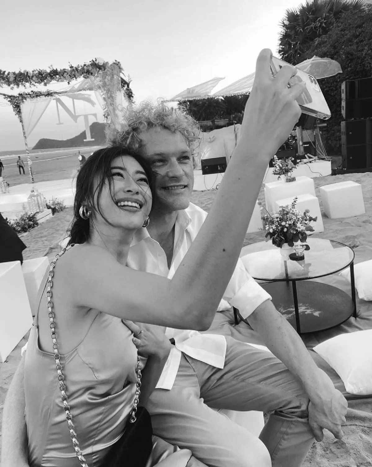 สวีทตั้งแต่วันแรกจนตอนนี้ “ยิปซี” ปลื้มใจ แฟนฝรั่งคุกเข่ามอบดอกไม้ให้