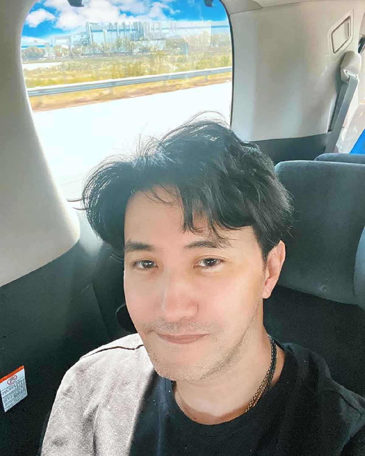 ความหงอกไม่ปราณีใคร “หนุ่ม กรรชัย” ยอมลงทุนนอนพื้นย้อมผมที่บ้าน