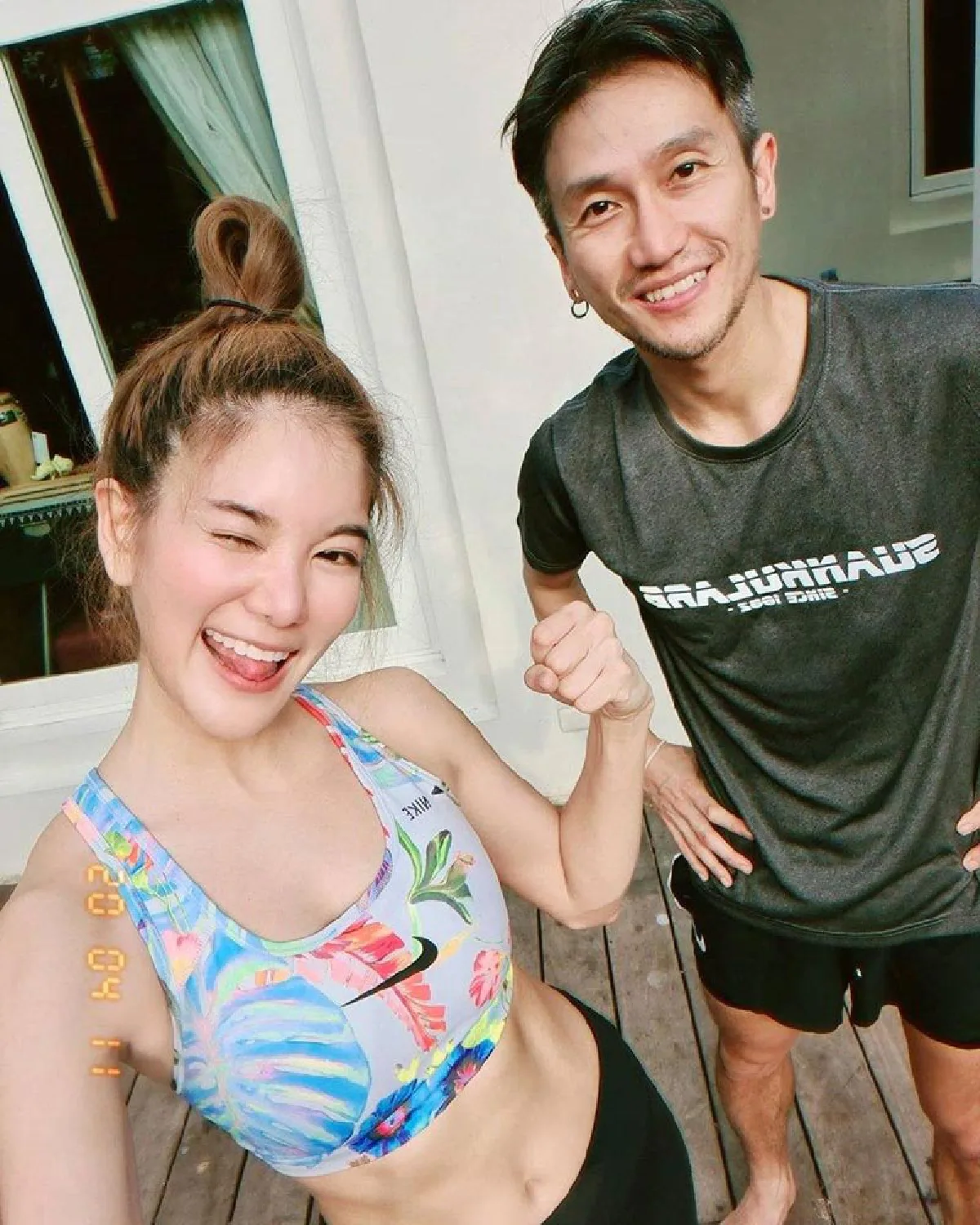 ภาพอบอุ่น ตูน บอดี้สแลม-ก้อย รัชวิน รดน้ำดำหัวพ่อแม่ในวันสงกรานต์