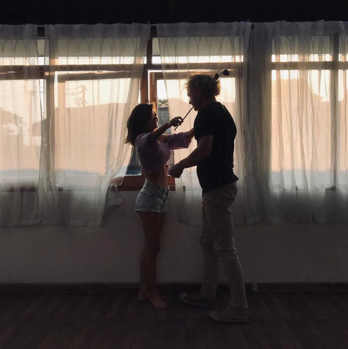 สวีทตั้งแต่วันแรกจนตอนนี้ “ยิปซี” ปลื้มใจ แฟนฝรั่งคุกเข่ามอบดอกไม้ให้