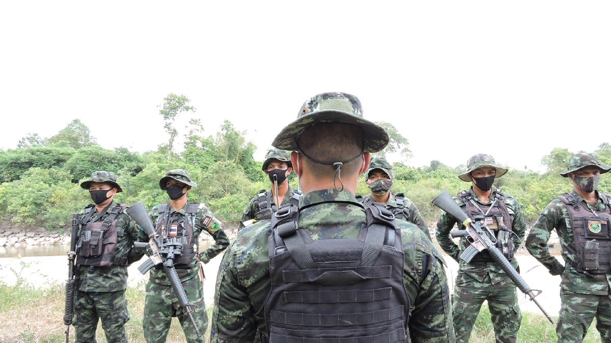 ทหารใช้เรือเร็วลาดตะเวนตลอดแม่น้ำสุไหงโก-ลกสกัดโควิด-19
