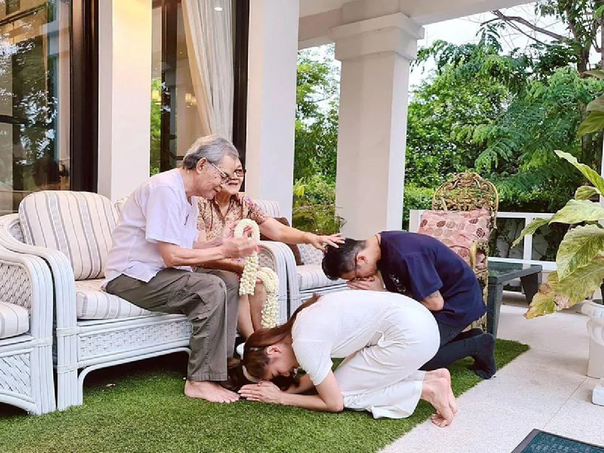 ภาพอบอุ่น ตูน บอดี้สแลม-ก้อย รัชวิน รดน้ำดำหัวพ่อแม่ในวันสงกรานต์