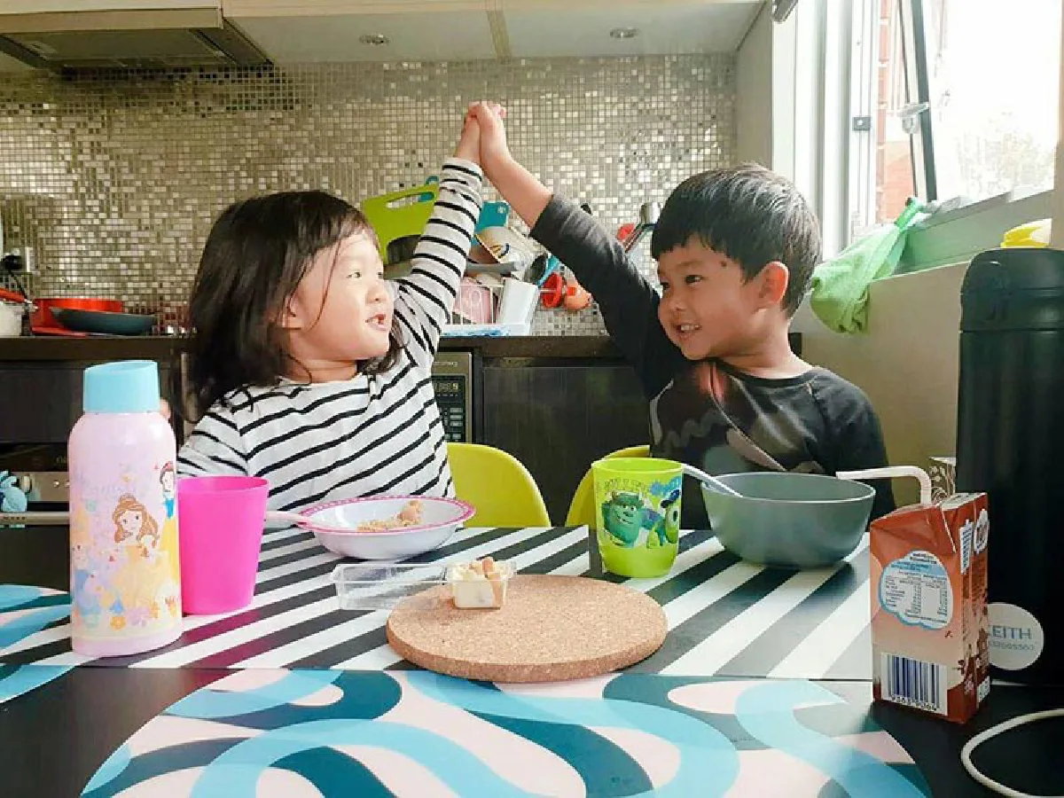 ภาพอบอุ่น ตูน บอดี้สแลม-ก้อย รัชวิน รดน้ำดำหัวพ่อแม่ในวันสงกรานต์