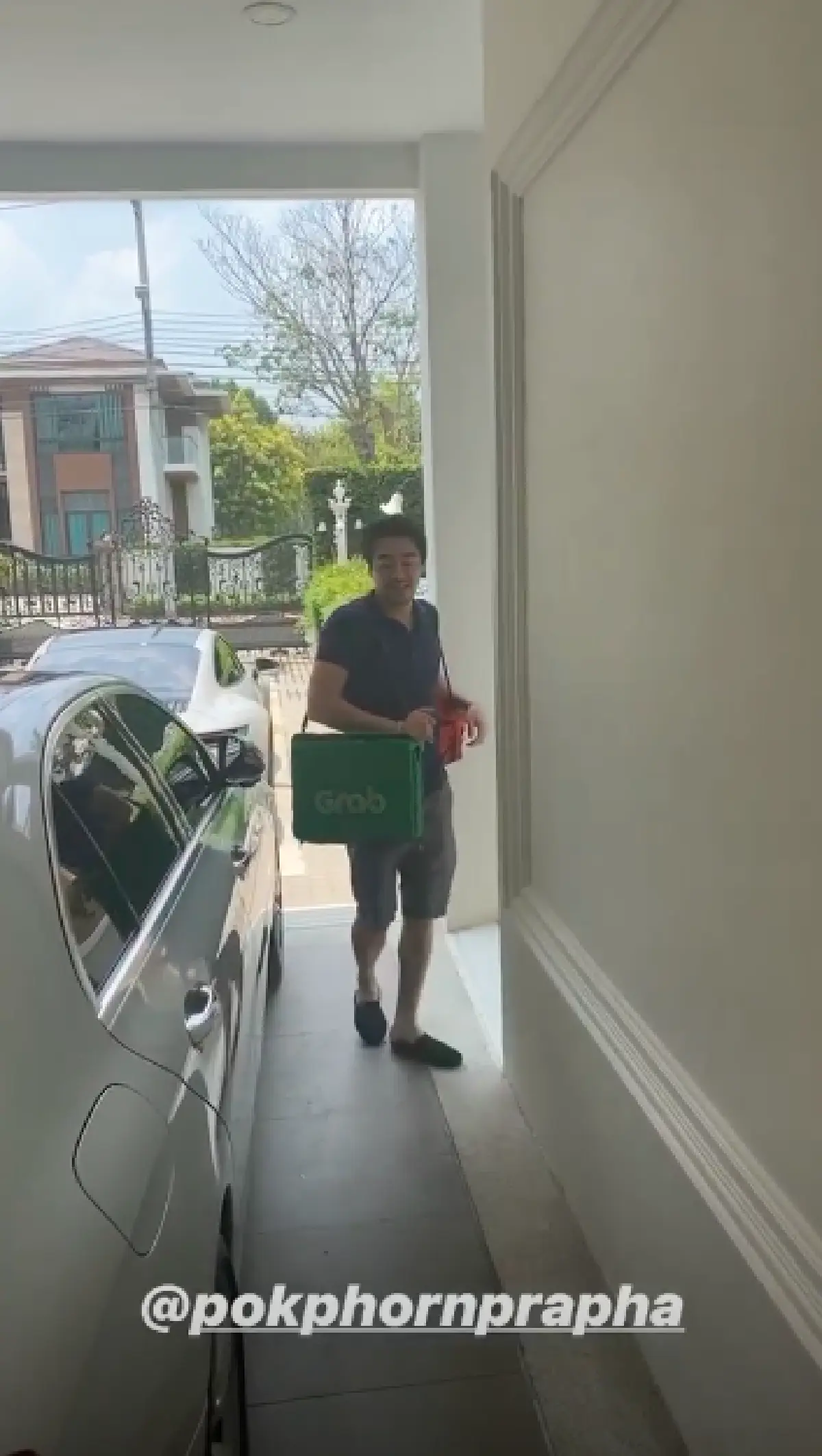  “อั้ม พัชราภา” แฮปปี้! เมื่อเจอคนส่งอาหารเดลิเวอรี่คนนี้หน้าคุ้นๆ 