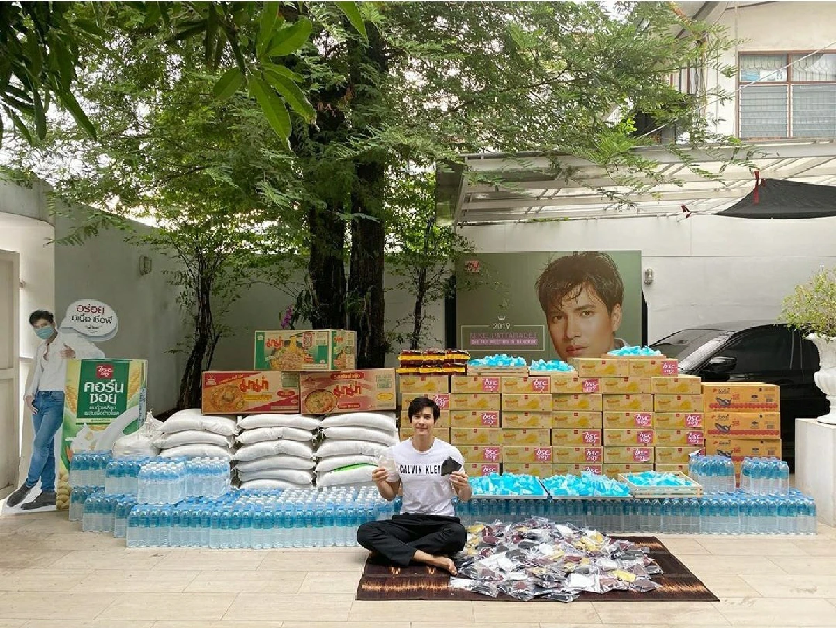 "ไมค์-ปุ๊กลุก” พากันลงพื้นที่ในชุมชน เดินแจกถุงยังชีพให้กับคนที่เดือดร้อน