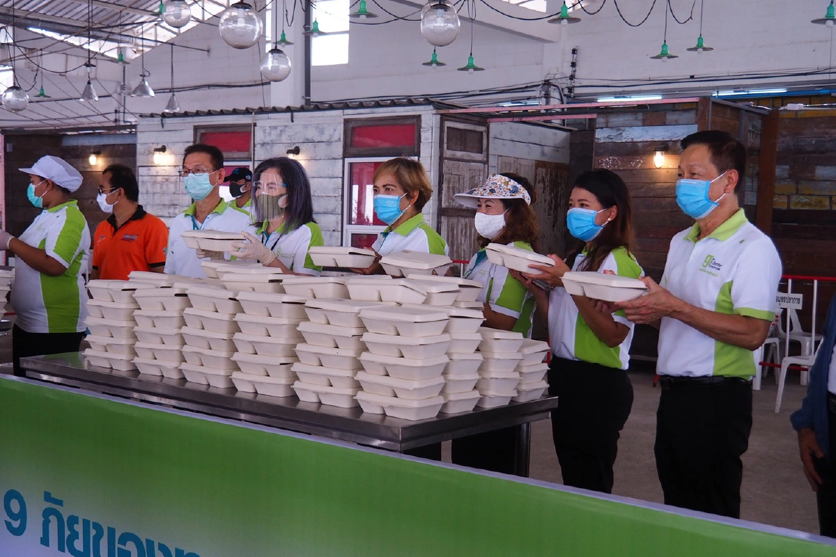 "ชนม์สวัสดิ์" เปิดครัวเอ๋น้ำใจให้กัน แจกอาหารให้ชาวบ้านกินฟรีสู้โควิด-19