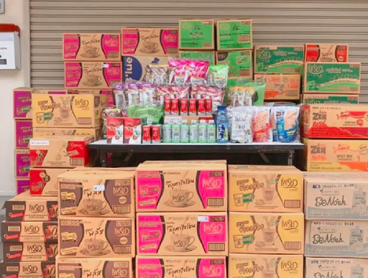 "ไมค์-ปุ๊กลุก” พากันลงพื้นที่ในชุมชน เดินแจกถุงยังชีพให้กับคนที่เดือดร้อน