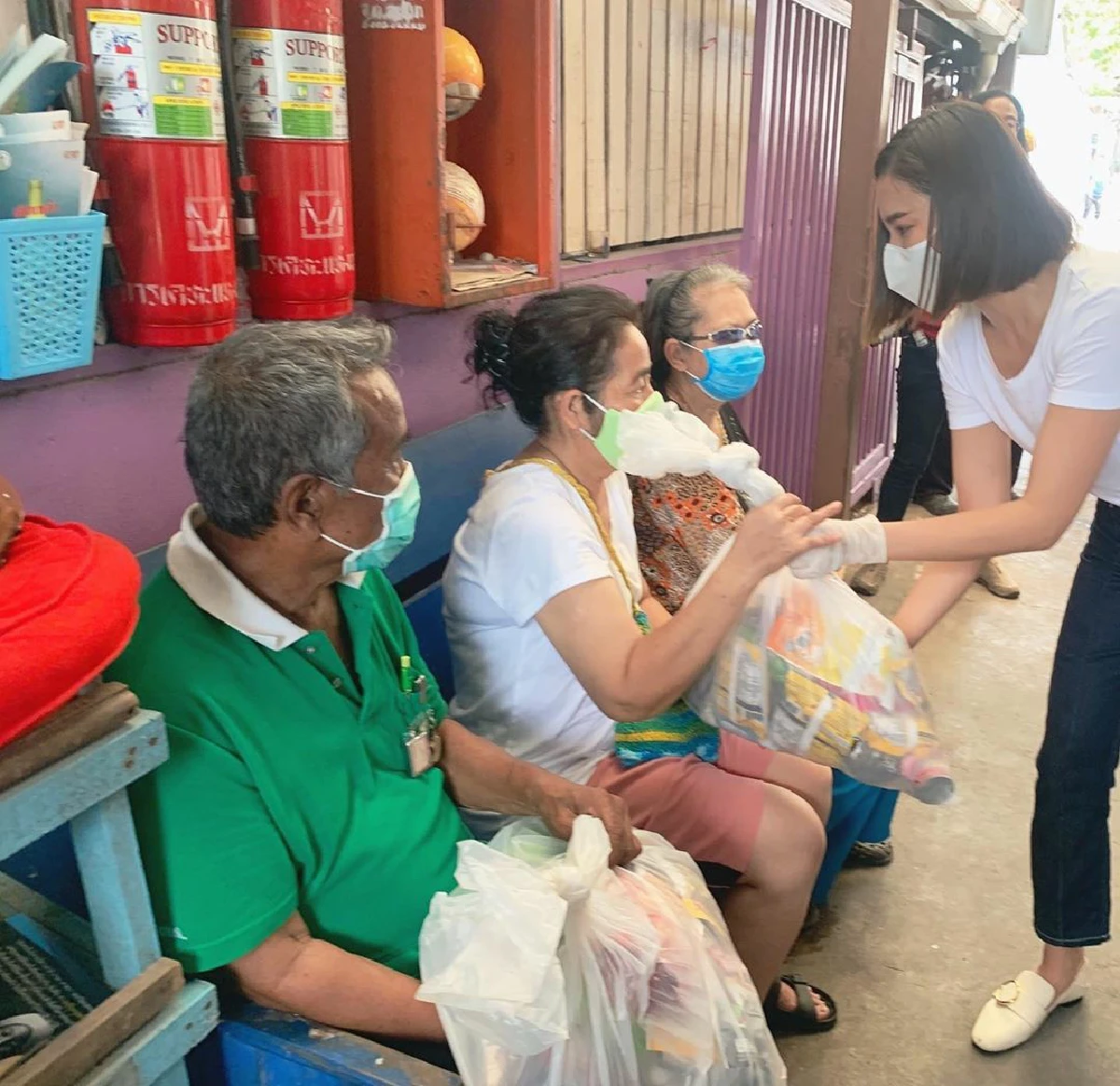 "ไมค์-ปุ๊กลุก” พากันลงพื้นที่ในชุมชน เดินแจกถุงยังชีพให้กับคนที่เดือดร้อน