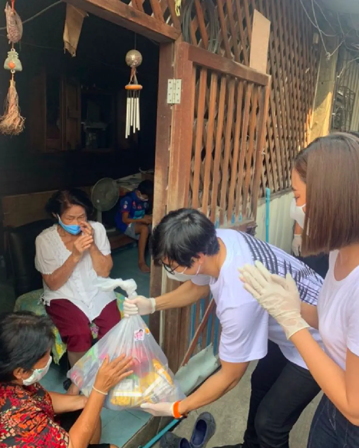 "ไมค์-ปุ๊กลุก” พากันลงพื้นที่ในชุมชน เดินแจกถุงยังชีพให้กับคนที่เดือดร้อน