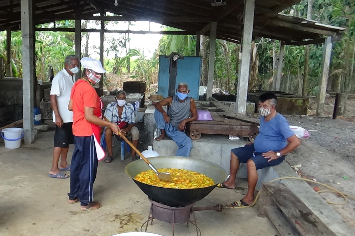 สุดยอด! ผญบ.สาวสละเงินเดือนทำกับข้าวแจกลูกบ้าน สู้โควิด-19