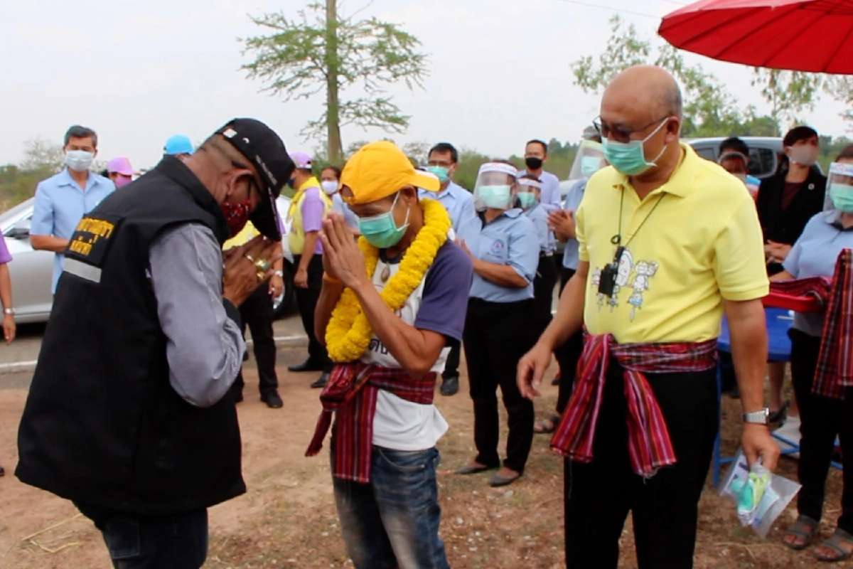 ผู้ป่วยโควิด-19รายแรกกาฬสินธุ์รักษาหายแล้ว ผู้ว่าฯไปส่งเองถึงบ้าน