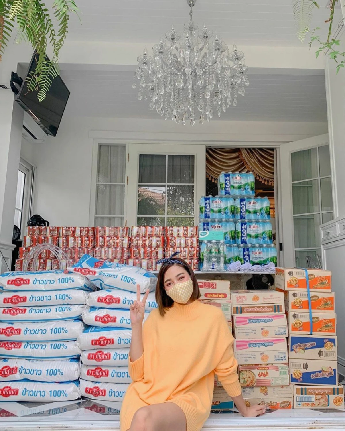 "ไมค์-ปุ๊กลุก” พากันลงพื้นที่ในชุมชน เดินแจกถุงยังชีพให้กับคนที่เดือดร้อน