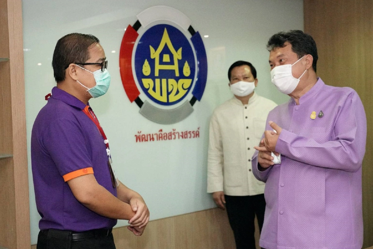 มูลนิธิอาสาเพื่อนพึ่ง (ภาฯ) มอบสเปรย์แอลกอฮอล์ให้ พช.ใช้ป้องกันเชื้อ โควิด-19