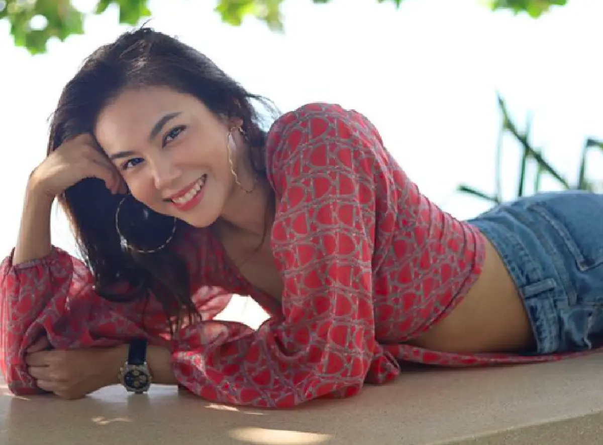 “ตอง ภัครมัย" ทำหลายคนหลุดโฟกัส หลังโพสต์ภาพนั่งหน้ามุ่ยบอกเบื่อ