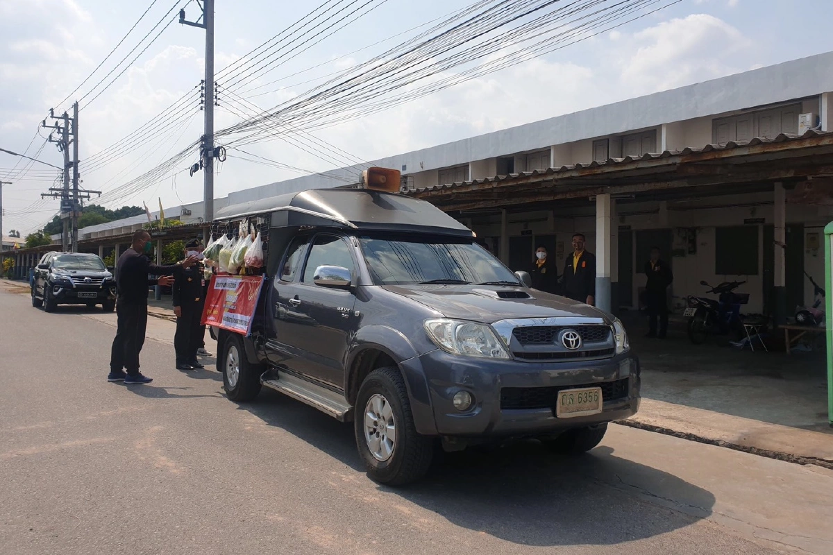 สู้ภัยโควิด-19 ทหารโคราชจัดรถพุ่มพวงบริการขายสินค้าถึงหน้าบ้าน