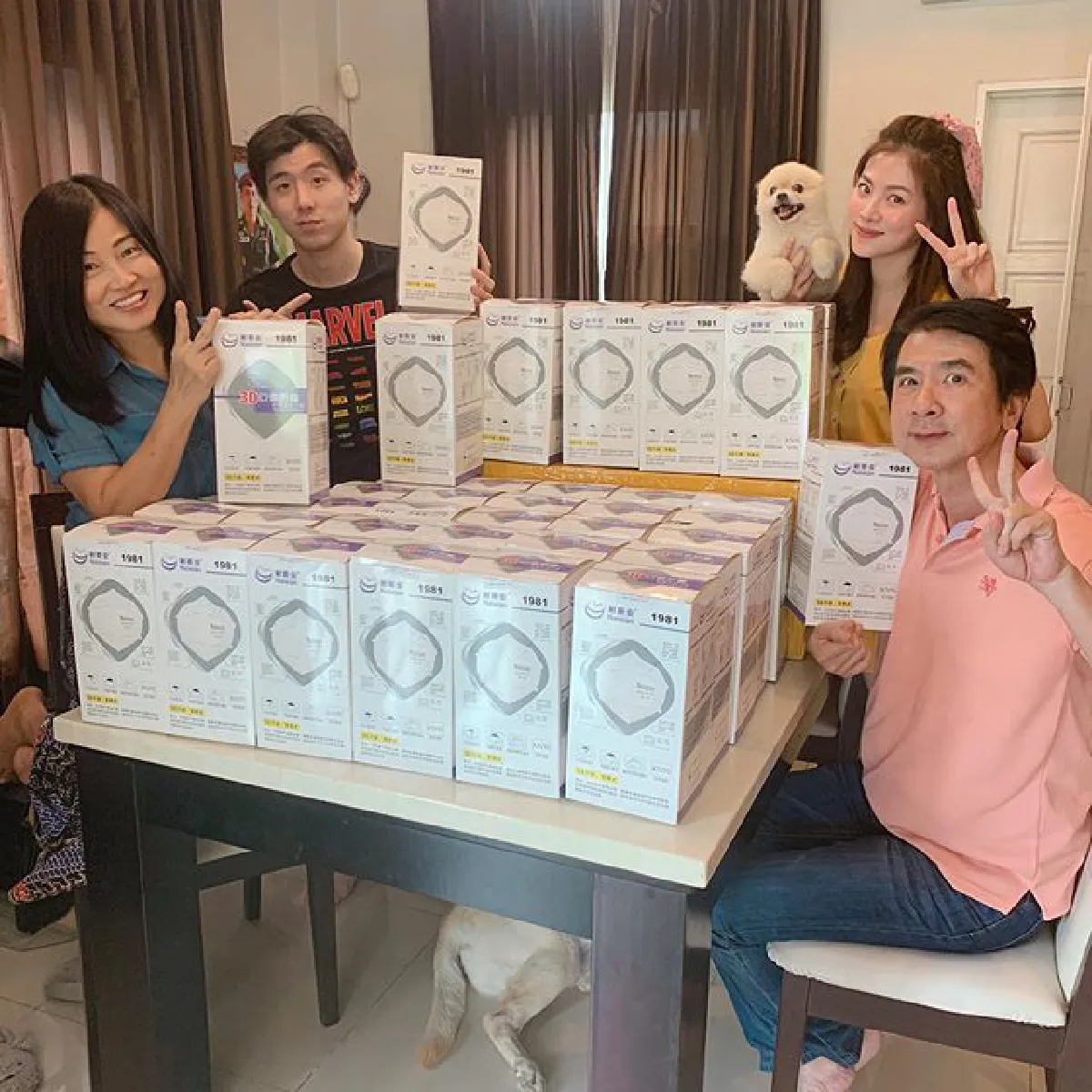 "ใบเฟิร์น พิมพ์ชนก" บริจาคหน้ากากกว่า 2,000 ชิ้น ให้กับโรงพยาบาลที่ขาดแคลน