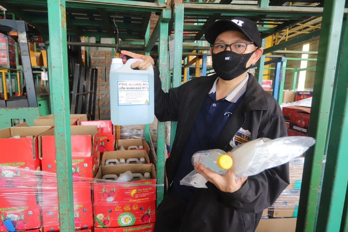 ดีเอสไอทลายแหล่งลักลอบผลิตแอลกอฮอล์และเจลใส่ลังผลไม้ตบตาเจ้าหน้าที่