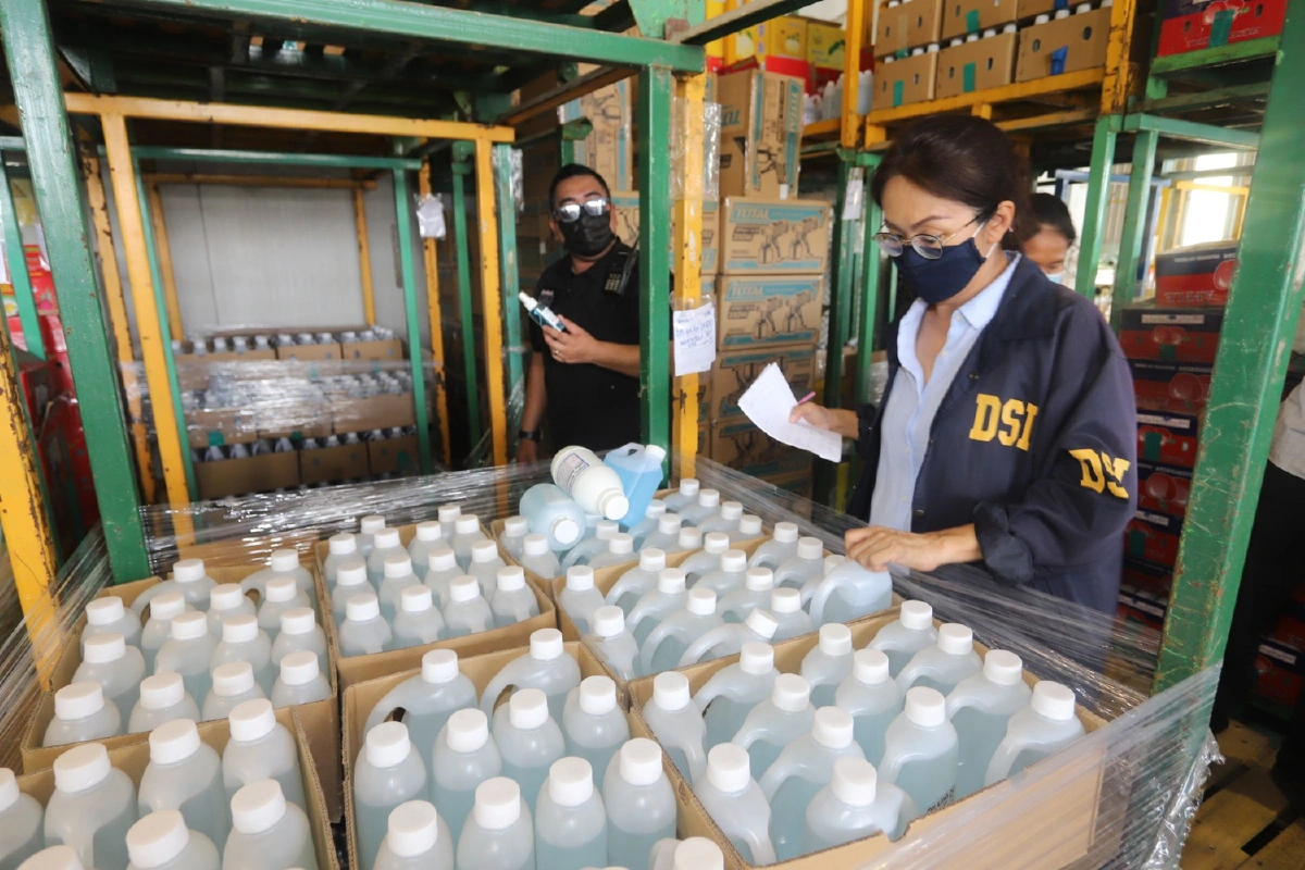 ดีเอสไอทลายแหล่งลักลอบผลิตแอลกอฮอล์และเจลใส่ลังผลไม้ตบตาเจ้าหน้าที่