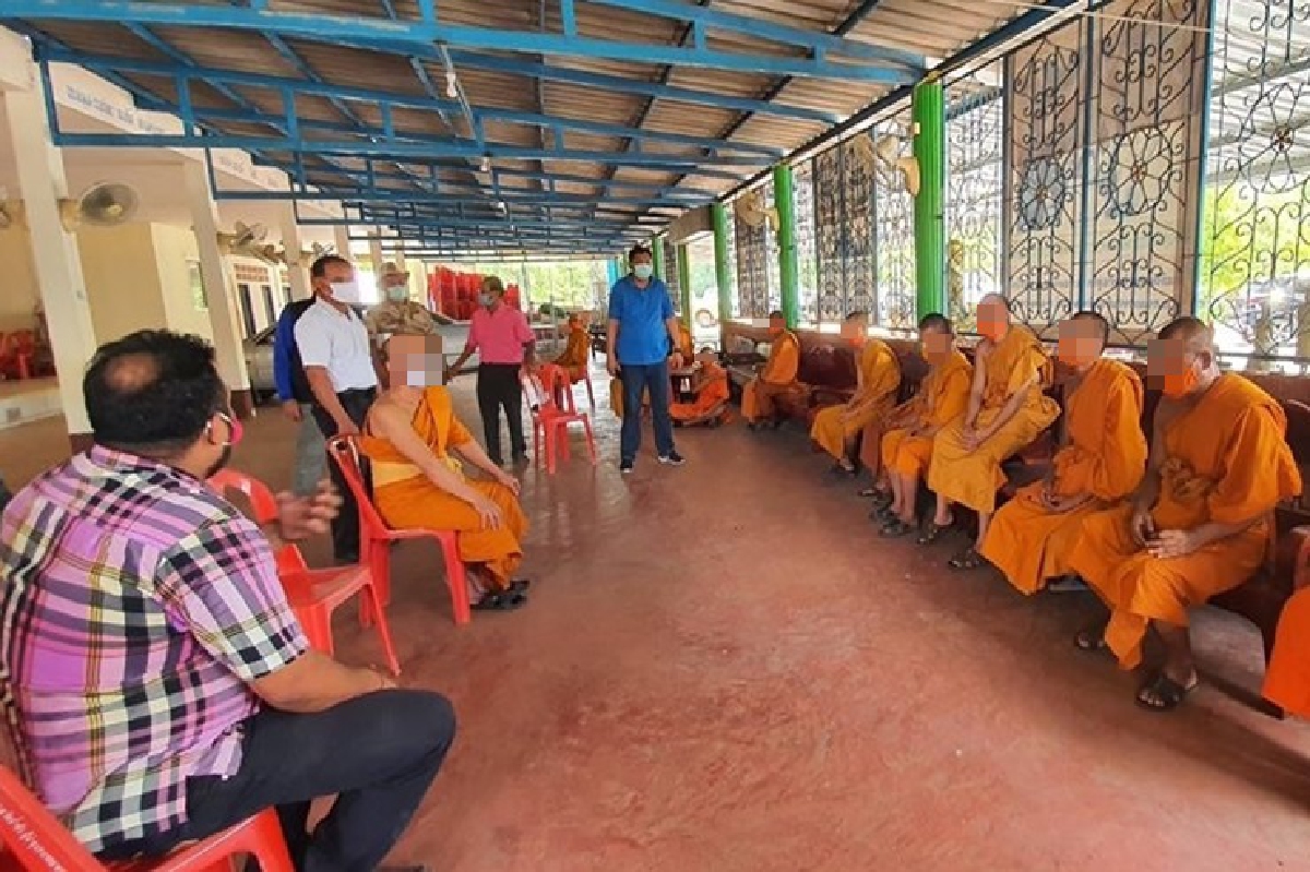 ตรวจฉี่พระเณรวัดดังสระแก้วพบสีม่วงเกือบครึ่งวัด ตรวจฉี่พระเณรวัดดังสระแก้วพบสีม่วงเกือบครึ่งวัด