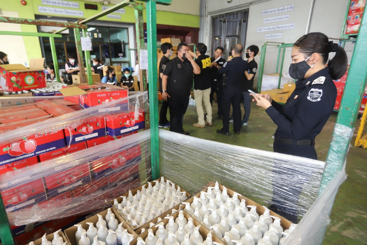 ดีเอสไอทลายแหล่งลักลอบผลิตแอลกอฮอล์และเจลใส่ลังผลไม้ตบตาเจ้าหน้าที่