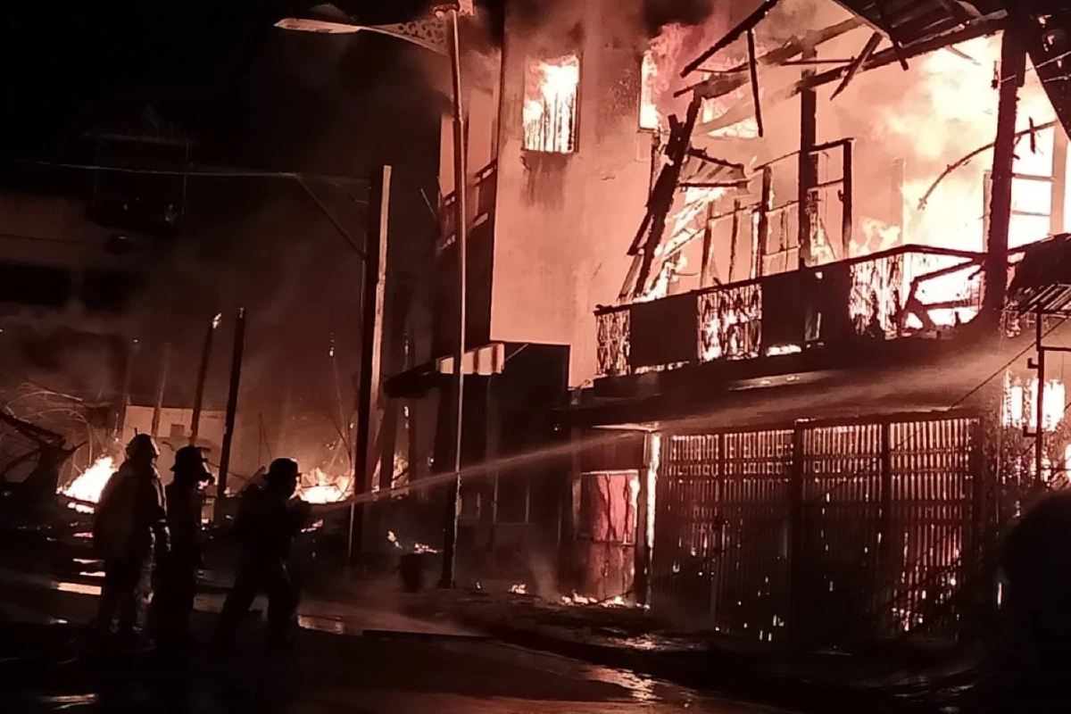 ไฟไหม้ใหญ่กลางเมืองแม่ฮ่องสอนเผาวอด7คูหา