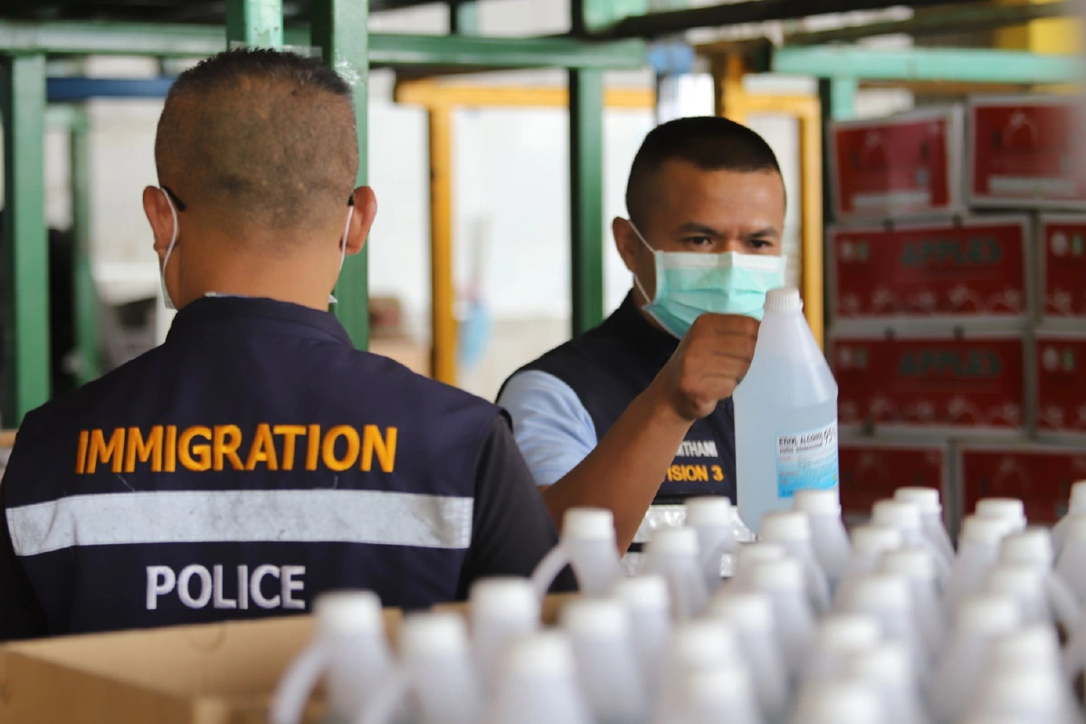 ดีเอสไอทลายแหล่งลักลอบผลิตแอลกอฮอล์และเจลใส่ลังผลไม้ตบตาเจ้าหน้าที่