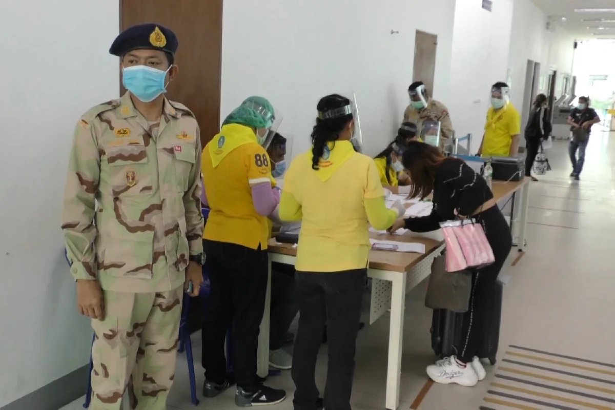 คนไทยกลับประเทศผ่านด่านสะเดา วันแรก 102คน ถูกกักตัว13รายมีไข้สูง 