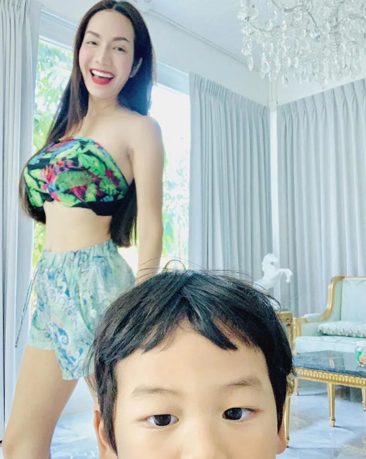 อ๋อม สกาวใจ ลงอ่างอาบน้ำกับลูกชาย งานนี้ความอึ๋มแย่งซีนไปเต็มๆ 