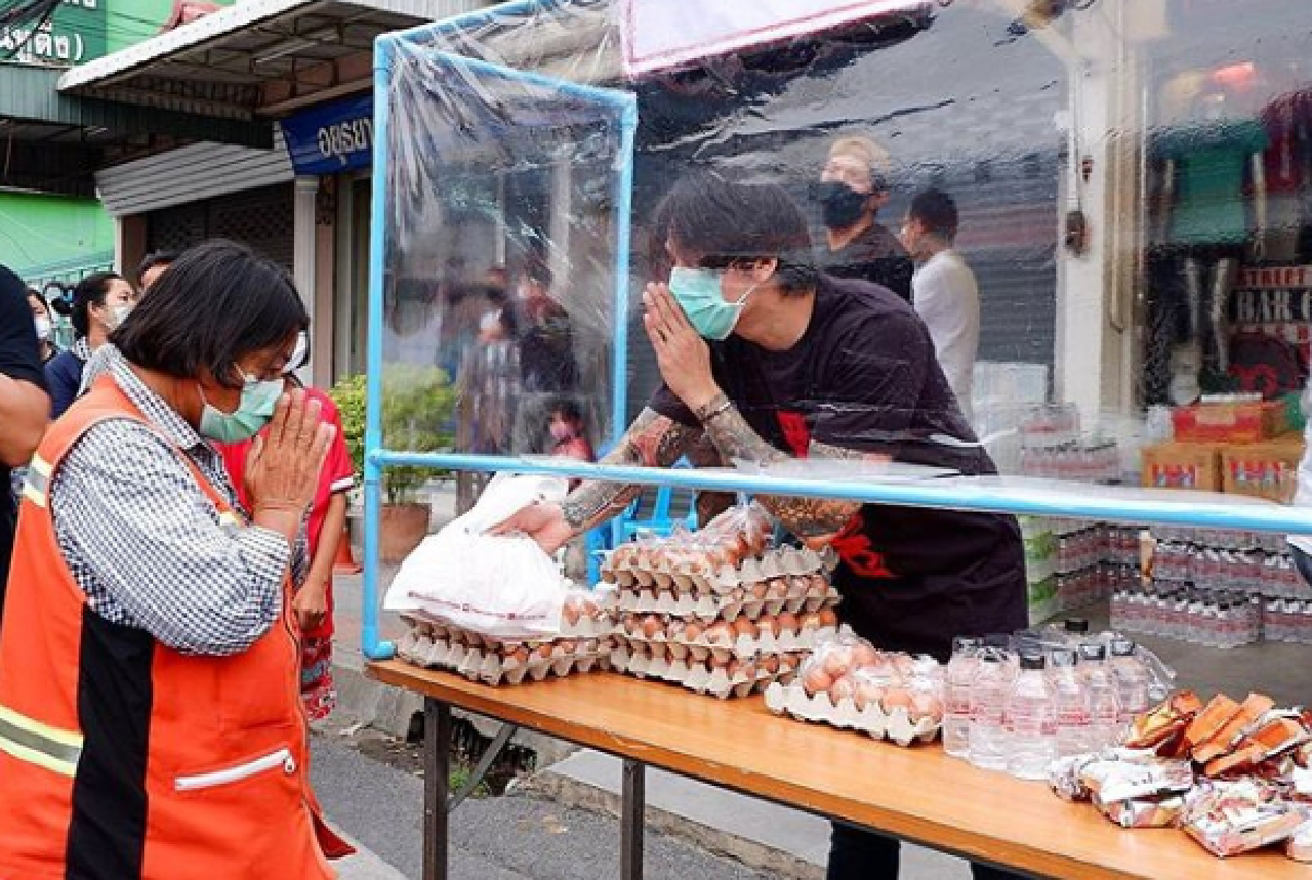 แทค ภรัณยู น้ำตาไหล..เข้าใจหัวอกคนไม่มี หลังไปแจกอาหารให้ชาวบ้าน