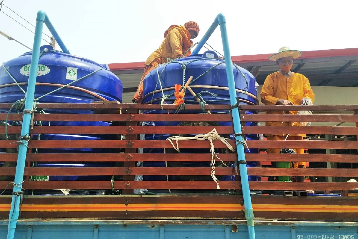 พระวัดหนองหว้า โคราช ใช้หกล้อบรรทุกน้ำประปาแจกชาวบ้าน
