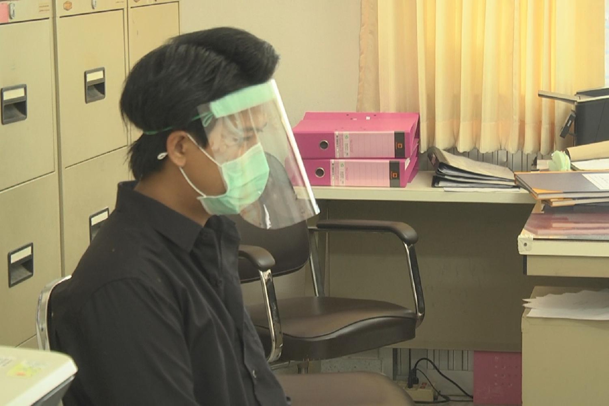 ตำรวจจับหนุ่มหลอกขายหน้ากากอนามัย ไม่มีสินค้าให้สักชิ้นเดียว ตำรวจจับหนุ่มหลอกขายหน้ากากอนามัย ไม่มีสินค้าให้สักชิ้นเดียว
