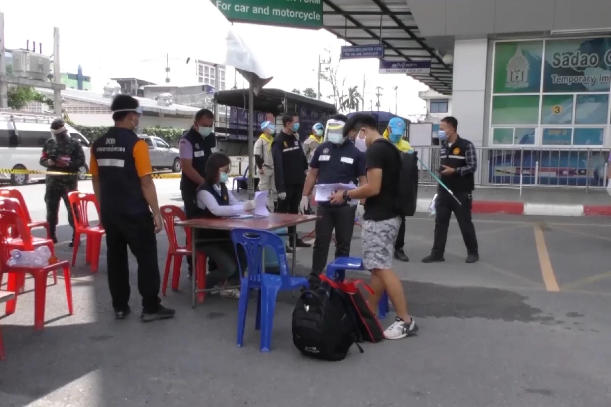 คนไทยกลับประเทศผ่านด่านสะเดา วันแรก 102คน ถูกกักตัว13รายมีไข้สูง 