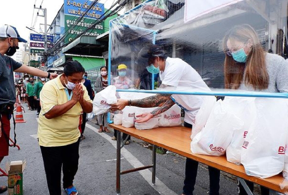 แทค ภรัณยู น้ำตาไหล..เข้าใจหัวอกคนไม่มี หลังไปแจกอาหารให้ชาวบ้าน