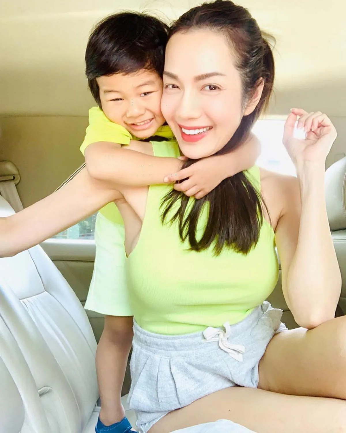 อ๋อม สกาวใจ ลงอ่างอาบน้ำกับลูกชาย งานนี้ความอึ๋มแย่งซีนไปเต็มๆ 