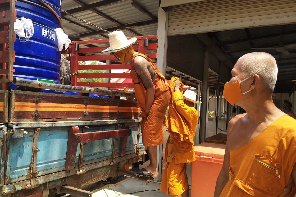 พระวัดหนองหว้า โคราช ใช้หกล้อบรรทุกน้ำประปาแจกชาวบ้าน