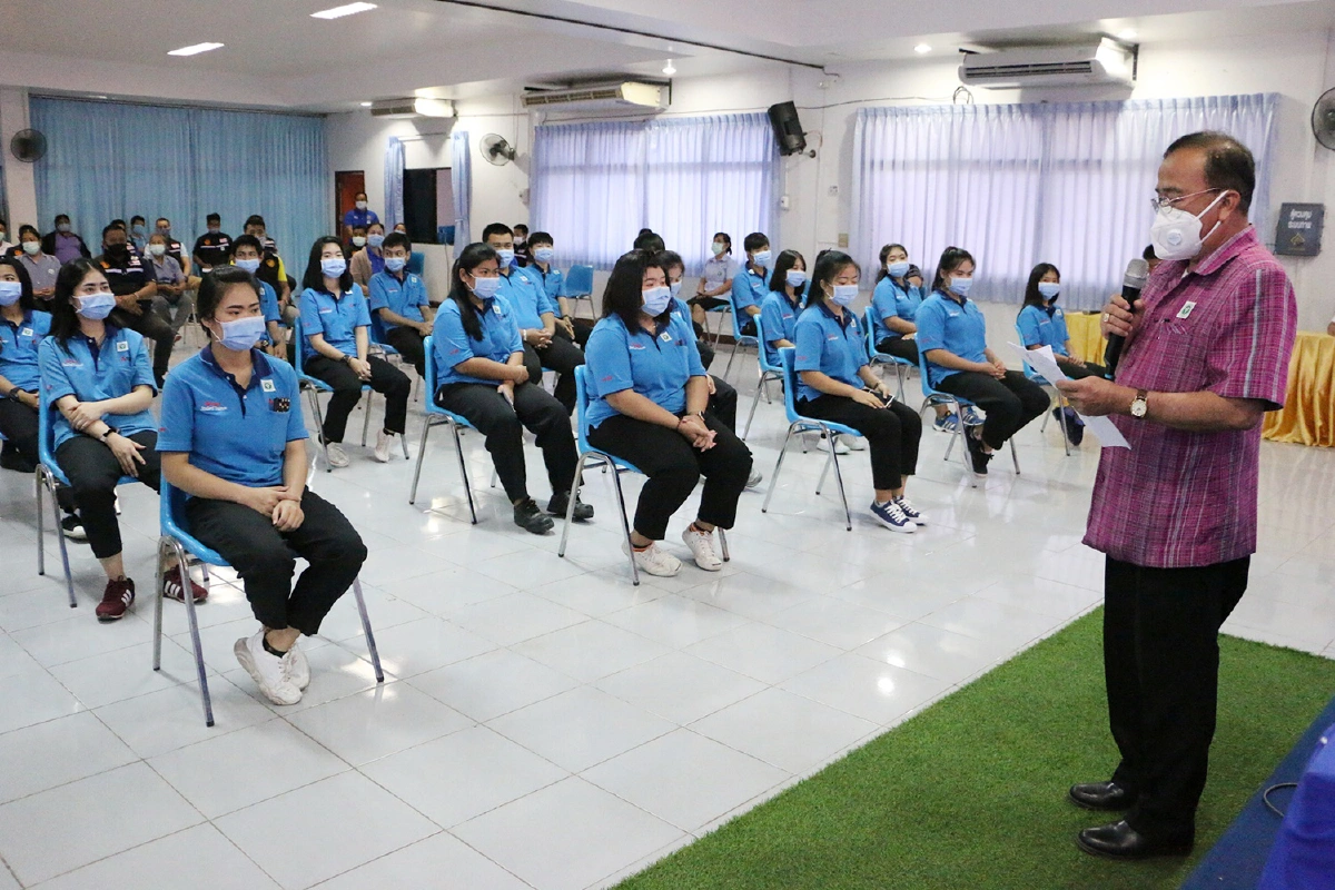 ผู้ว่าฯพิจิตรส่ง28นศ.กลับบ้านกักตัวครบ14วัน พร้อมแจกผ้ายันต์กันโควิด-19