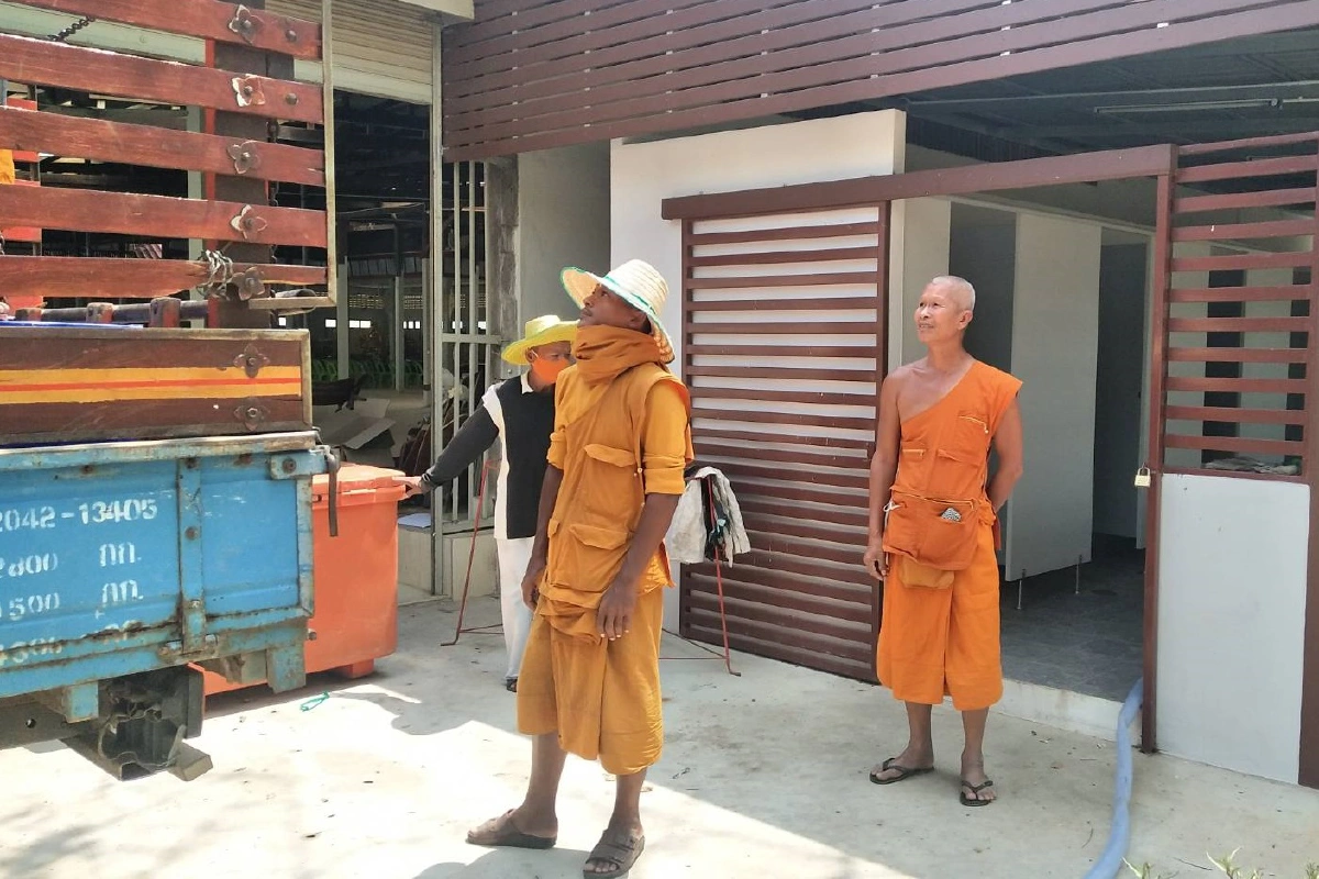 พระวัดหนองหว้า โคราช ใช้หกล้อบรรทุกน้ำประปาแจกชาวบ้าน