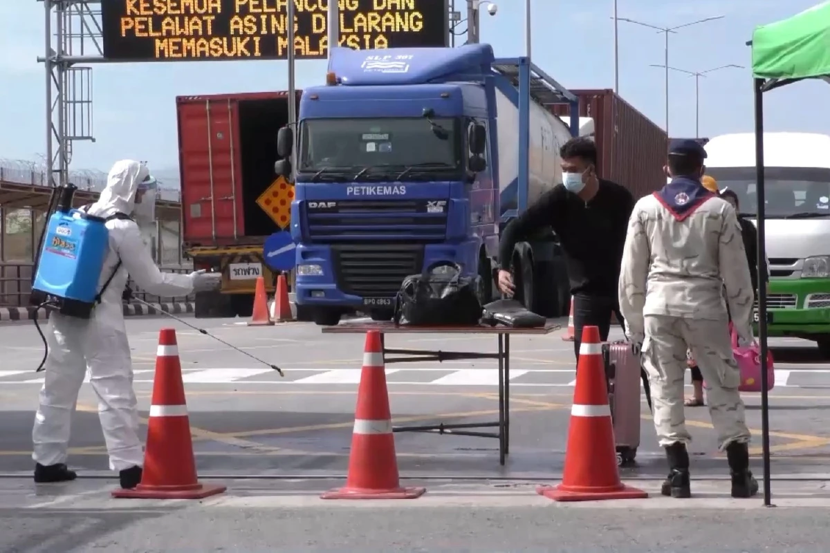 คนไทยกลับประเทศผ่านด่านสะเดา วันแรก 102คน ถูกกักตัว13รายมีไข้สูง 