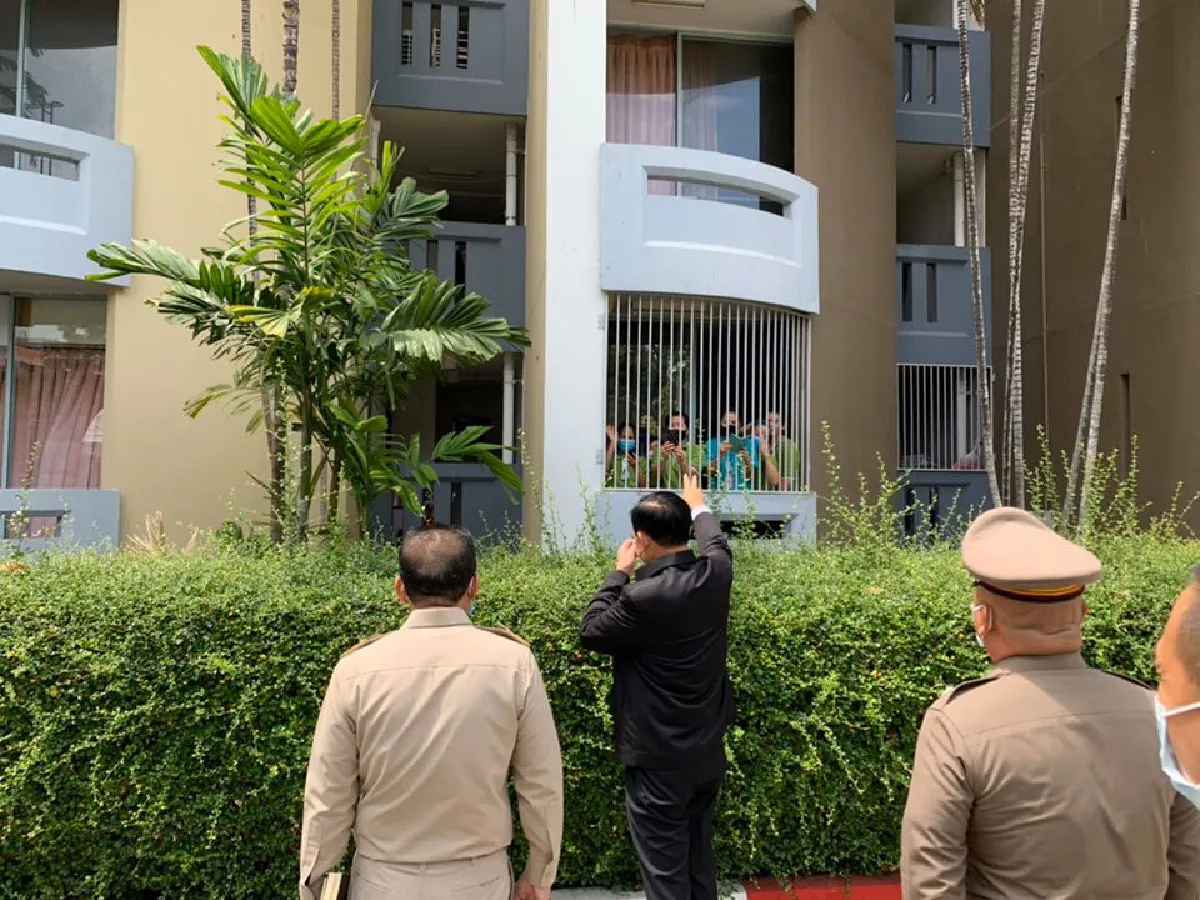 "บิ๊กตู่"เยี่ยมรพ.สนามธรรมศาสตร์รังสิต ให้กำลังใจบุคลากรทางการแพทย์