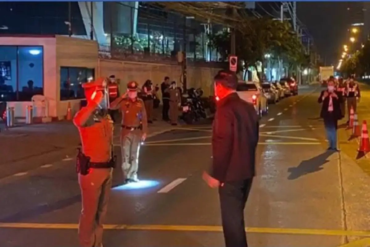 นายกฯตรวจด่านเคอร์ฟิวในกทม. ให้กำลังใจเจ้าหน้าที่