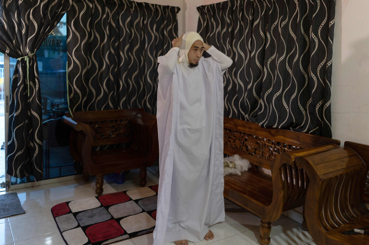 มาเลย์แต่งผีหลอกคนหนีเคอร์ฟิว ช่วยคุมประชาชนให้อยู่บ้าน