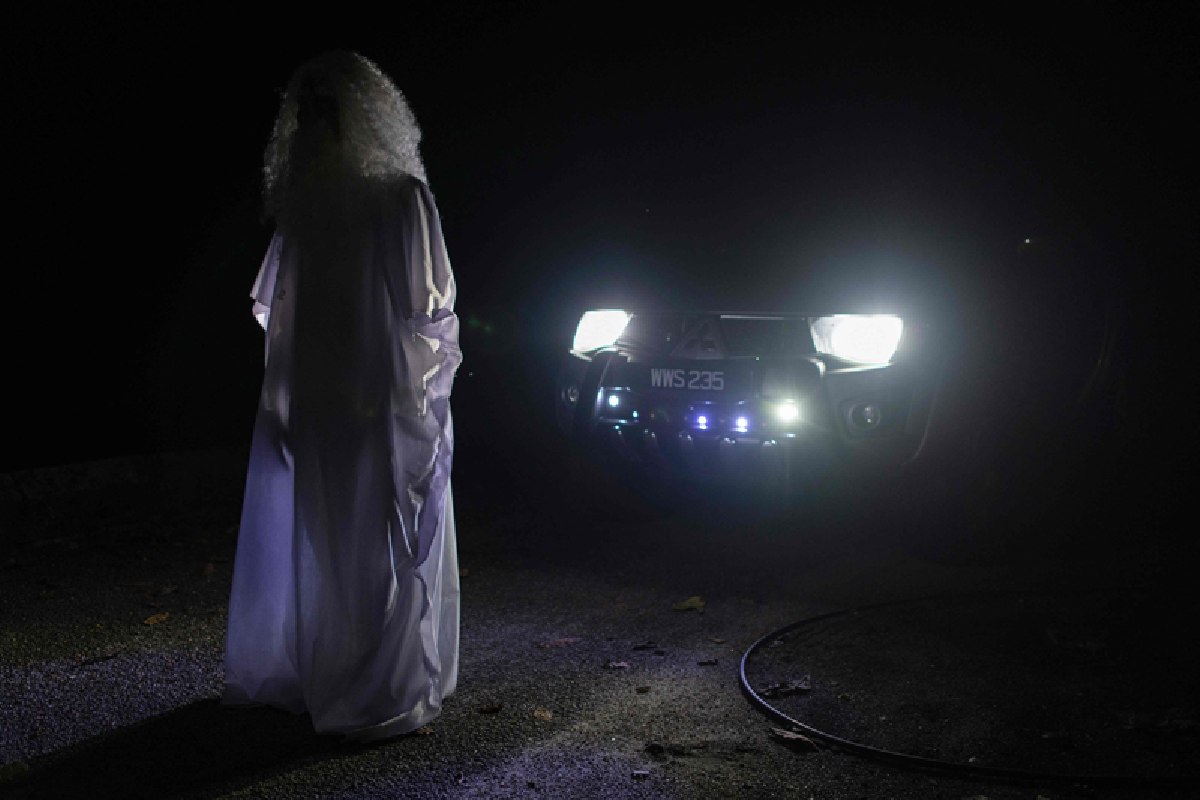 มาเลย์แต่งผีหลอกคนหนีเคอร์ฟิว ช่วยคุมประชาชนให้อยู่บ้าน