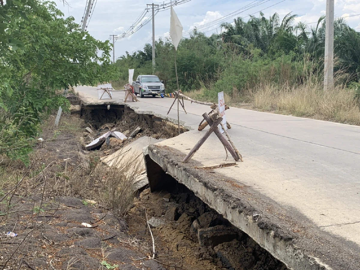 โวยแหลก!ถนนเชื่อมหมู่บ้านพังกว่า 100 เมตรไร้คนเหลียวแล
