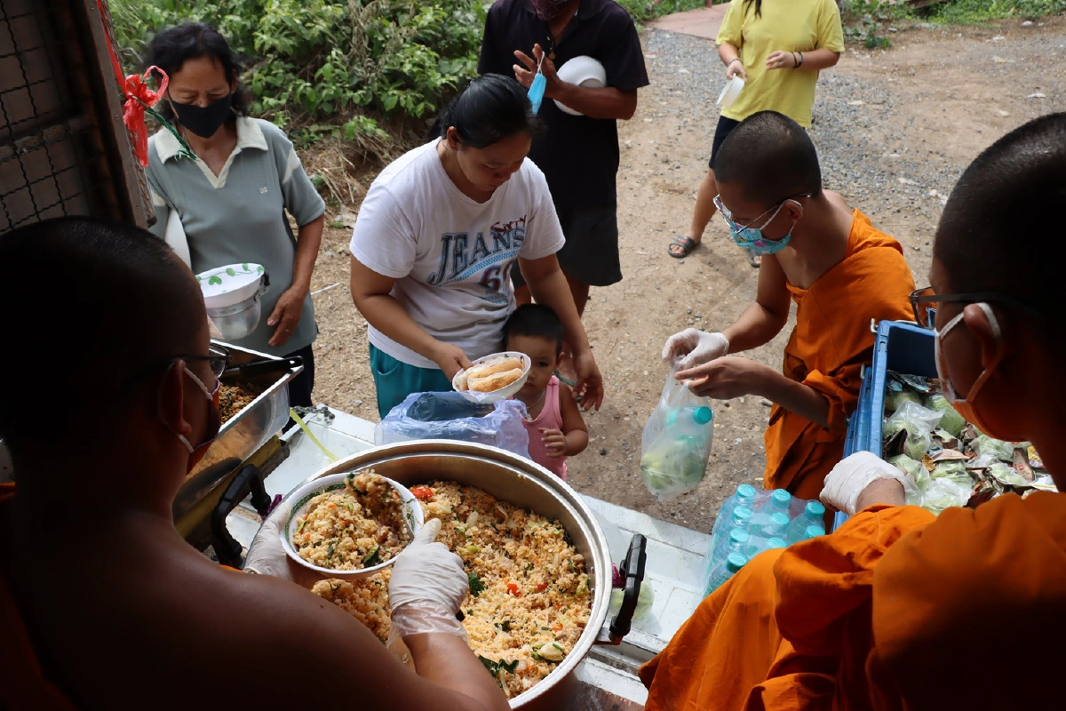 พระสงฆ์ "ผู้นำจิตอาสา" ยามบ้านเมืองทุกข์ยากที่แท้จริง