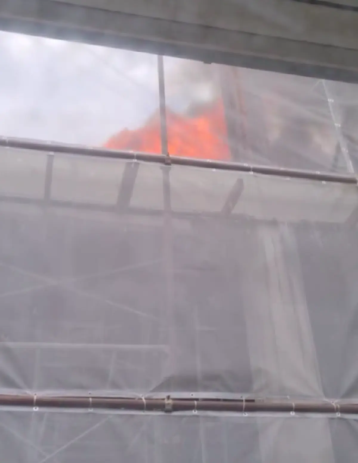 “พั้นช์ วรกาญจน์” เปิดคลิปนาทีระทึก!  ไฟไหม้ไซต์ก่อสร้างติดข้างบ้าน รีบเก็บของหนี