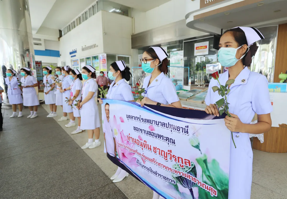 "อนุทิน"ชื่นชมบุคลากรทางการแพทย์รพ.ปทุมธานีทำงานหนักหยุดโควิด