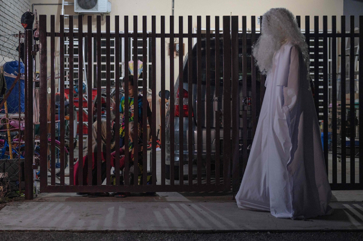 มาเลย์แต่งผีหลอกคนหนีเคอร์ฟิว ช่วยคุมประชาชนให้อยู่บ้าน