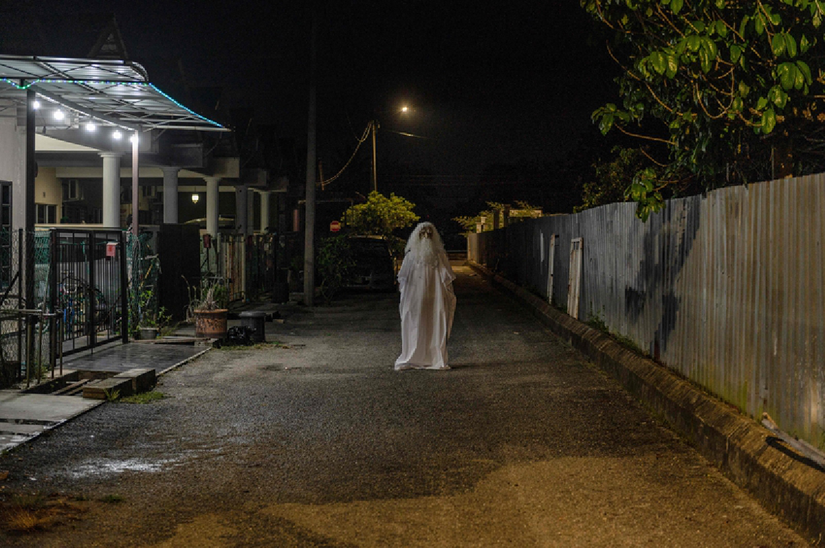 มาเลย์แต่งผีหลอกคนหนีเคอร์ฟิว ช่วยคุมประชาชนให้อยู่บ้าน